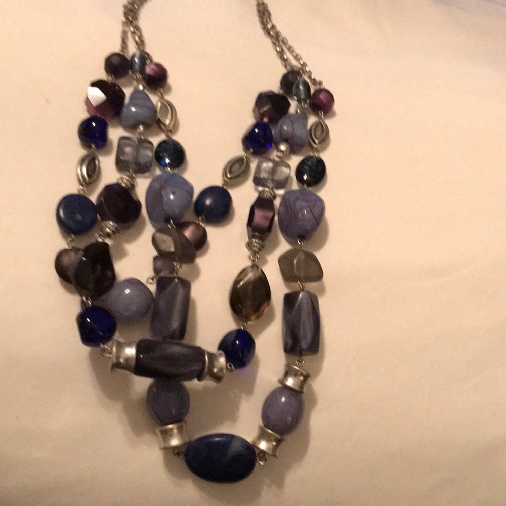 3 strain blue beaded necklace